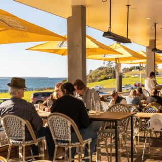 Doesn't get much better than this 😍 ⁠
Food, friends, sunshine & super beachfront accommodation.⁠
⁠
Stay at the @bermaguibeachhotel ⁠
⁠
Find out more > http://bit.ly/bermaguiBeachHotel⁠
⁠
#bermi #bermaguibeachhotel #pubroomsaustralia #holidayherethisyear #ozpubstay