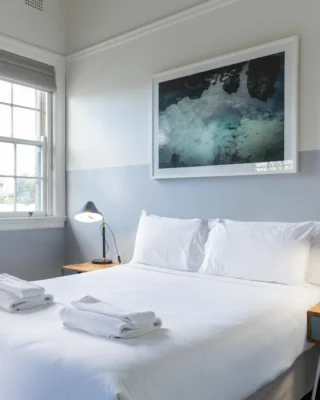 City vibes, rooftop brews, and comfy beds just upstairs — meet Bridgeview Hotel in Willoughby 🍻🛏️Tucked into Sydney’s leafy North Shore, @bridgeviewhotel offers premium pub‑style stays in a charming heritage building. Choose from well‑appointed Standard or Heritage Rooms (double bed), Triple Rooms (double + single), or spacious Family Rooms (two doubles or double + singles). All feature air‑con, free Wi‑Fi, fresh linen, TVs, and shared modern bathrooms.All guests enjoy a 10% discount on food and drinks at the bistro—perfect for hearty schnittys, juicy steaks, craft beers, and the seasonal Autumnal G&T.Downstairs, the pub buzzes with live sports, trivia nights, and a friendly local vibe. Before you head upstairs, grab a drink in the sunshine on the rooftop terrace.🗺️ Located just 15 minutes by bus to Chatswood & the CBD, with a bus stop right outside, it’s an ideal base for exploring or a relaxing staycation.✨ Whether it's a family weekend, city escape, or a quick pub getaway, Bridgeview has everything you need.🔗 Book your stay → link in bio